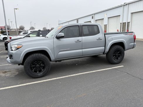 Used 2019 Toyota Tacoma TRD Sport image 7