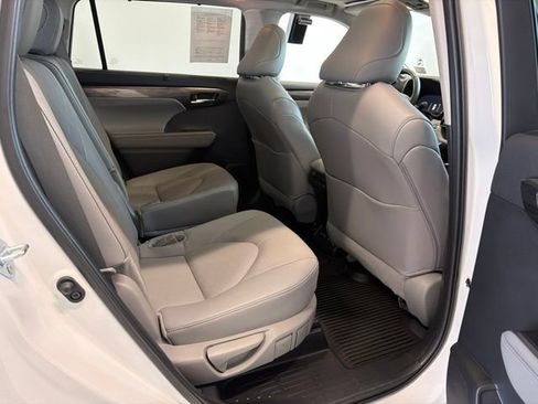 Used 2024 Toyota Highlander Platinum AWD/4WD image 34