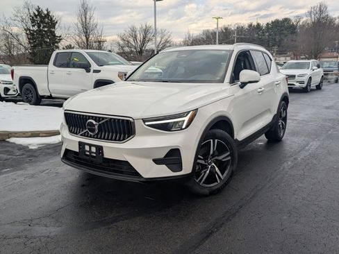 Used 2025 Volvo XC40 B5 Core image 1