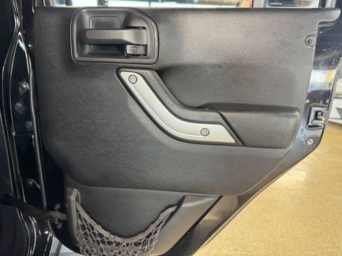 Used 2014 Jeep Wrangler Unlimited Sahara w/ Connectivity Group AWD/4WD image 12