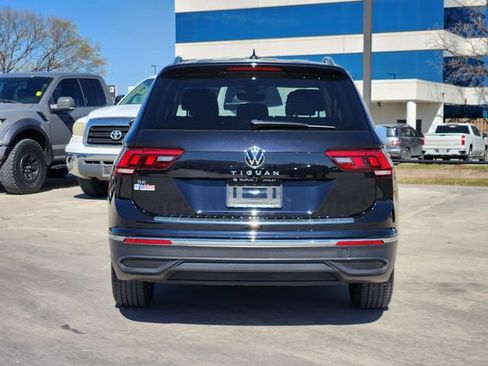 Used 2023 Volkswagen Tiguan SE w/ Panoramic Sunroof Package image 6
