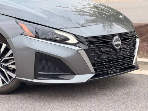 Used 2025 Nissan Altima 2.5 SV FWD image 3