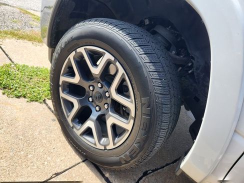 Used 2025 RAM 1500 Laramie image 24