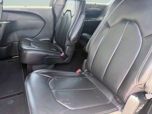 Used 2022 Chrysler Pacifica Touring-L w/ Uconnect Theater Family Group AWD/4WD image 21