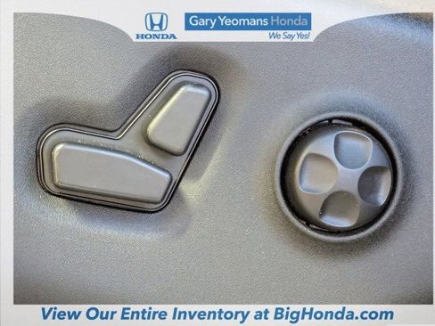 Used 2018 Chrysler Pacifica Limited image 19