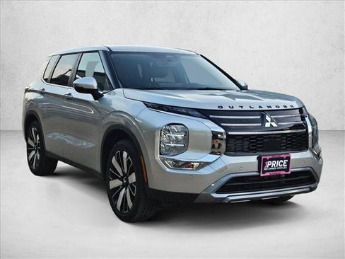 Used 2026 Mitsubishi Outlander SE FWD image 3