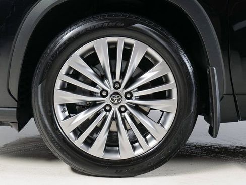 Used 2021 Toyota Highlander Platinum image 32