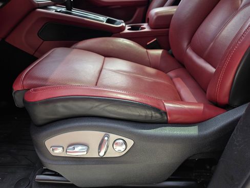 Certified 2024 Porsche Macan S AWD/4WD image 17