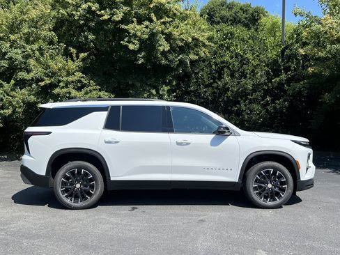 New 2026 Chevrolet Traverse LT w/ Sun and Wheel Package FWD image 11