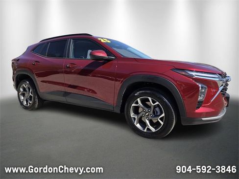 Used 2025 Chevrolet Trax LT w/ LT Convenience Package image 8