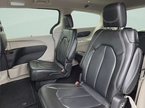 Used 2023 Chrysler Pacifica Touring-L FWD image 28