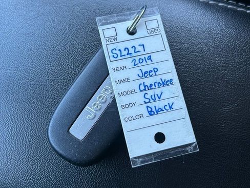 Used 2019 Jeep Cherokee Limited image 39