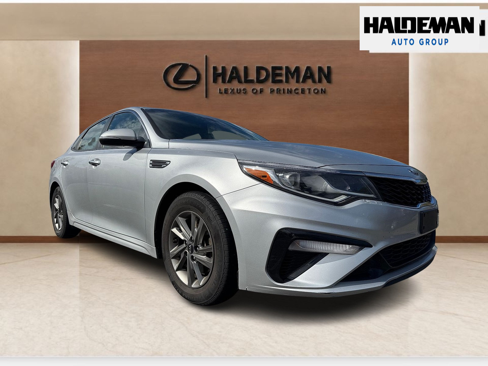 Used 2019 Kia Optima LX FWD image 1