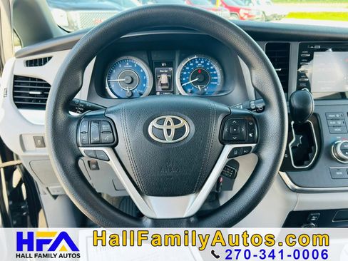 Used 2018 Toyota Sienna LE FWD image 22