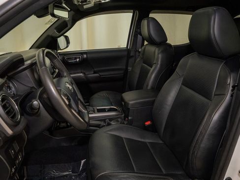 Used 2020 Toyota Tacoma TRD Off-Road w/ TRD Premium Off Road Package image 10