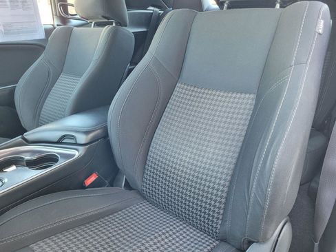 Used 2016 Dodge Challenger SXT image 19