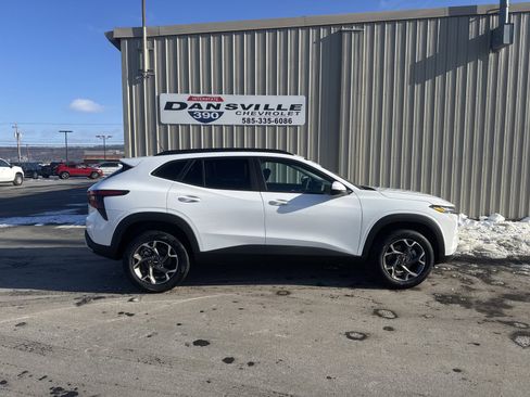 New 2026 Chevrolet Trax LT w/ LT Convenience Package FWD image 2