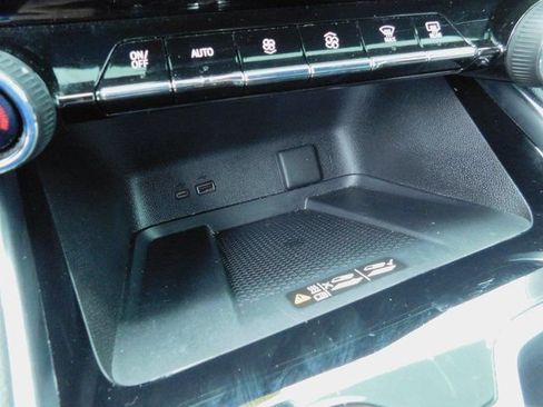 Used 2024 Chevrolet Traverse LT image 31