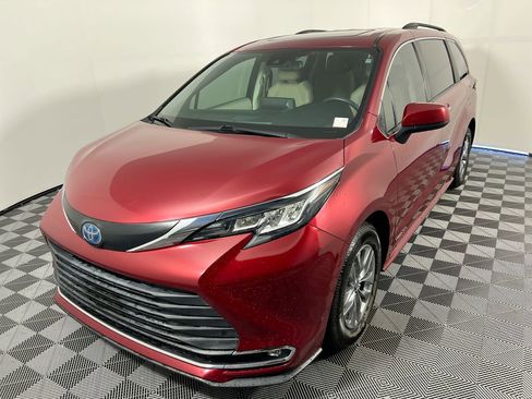 Used 2021 Toyota Sienna XLE FWD image 7