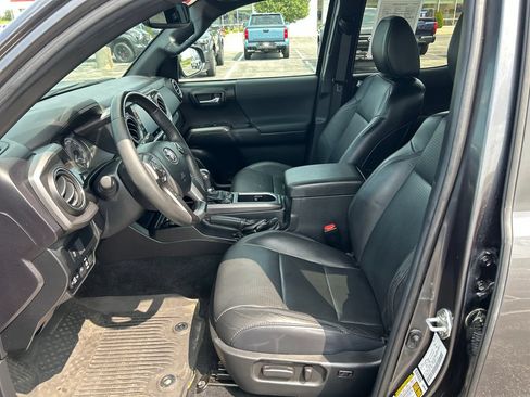 Certified 2022 Toyota Tacoma TRD Sport w/ TRD Premium Sport Package AWD/4WD image 13