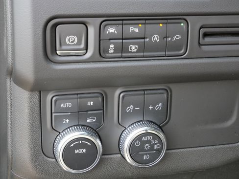 Used 2022 GMC Yukon XL SLT w/ SLT Premium Package image 19