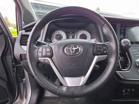 Used 2017 Toyota Sienna SE Premium FWD image 23
