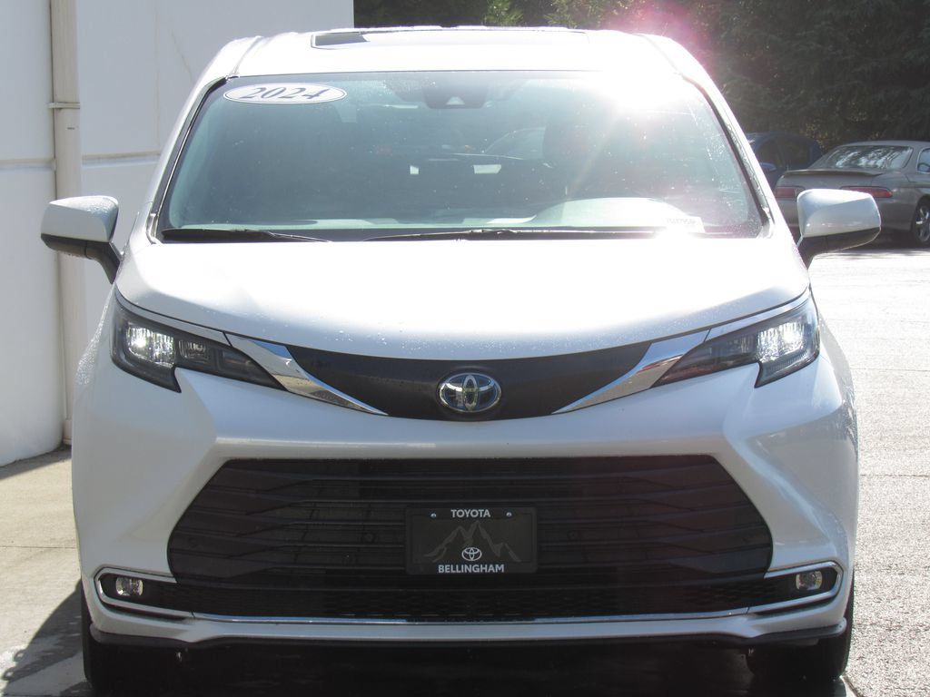 Certified 2024 Toyota Sienna XLE FWD image 3