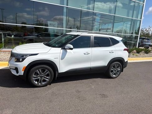 Used 2023 Kia Seltos S AWD/4WD image 2