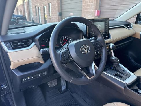 Used 2020 Toyota RAV4 XLE Premium image 38