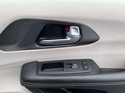 Used 2024 Chrysler Pacifica Touring-L image 10