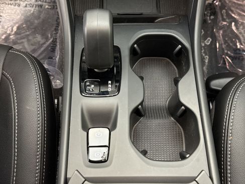 Used 2025 Volvo XC40 B5 Core image 17