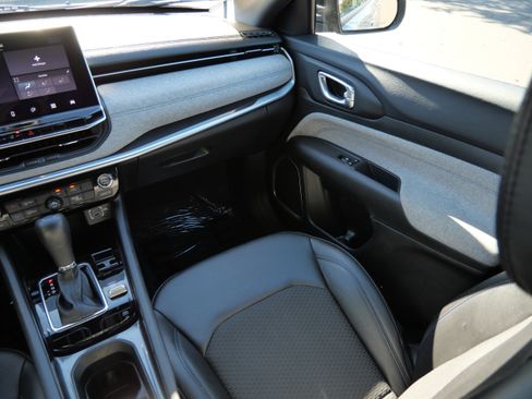 Used 2024 Jeep Compass Latitude image 11