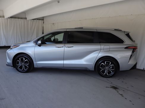 Used 2025 Toyota Sienna Platinum image 24