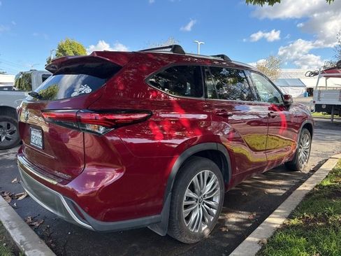 Used 2023 Toyota Highlander Platinum image 3