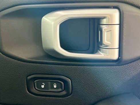 Used 2020 Jeep Wrangler Unlimited Sahara image 28