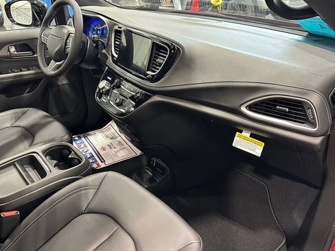 New 2027 Chrysler Pacifica Select AWD/4WD image 31