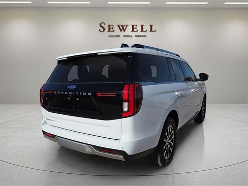 Used 2025 Ford Expedition Platinum image 4