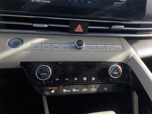 Used 2024 Hyundai Elantra Limited image 21