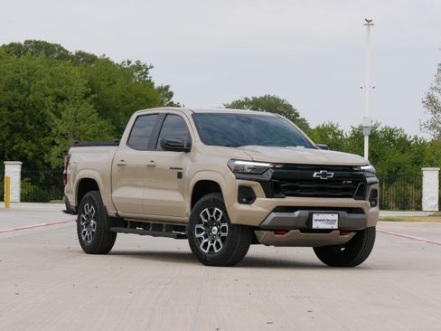 Used 2023 Chevrolet Colorado Z71 w/ Z71 Convenience Package 2 AWD/4WD image 2