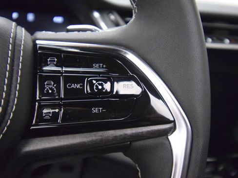 Used 2023 Jeep Grand Cherokee Overland w/ Luxury Tech Group IV AWD/4WD image 40