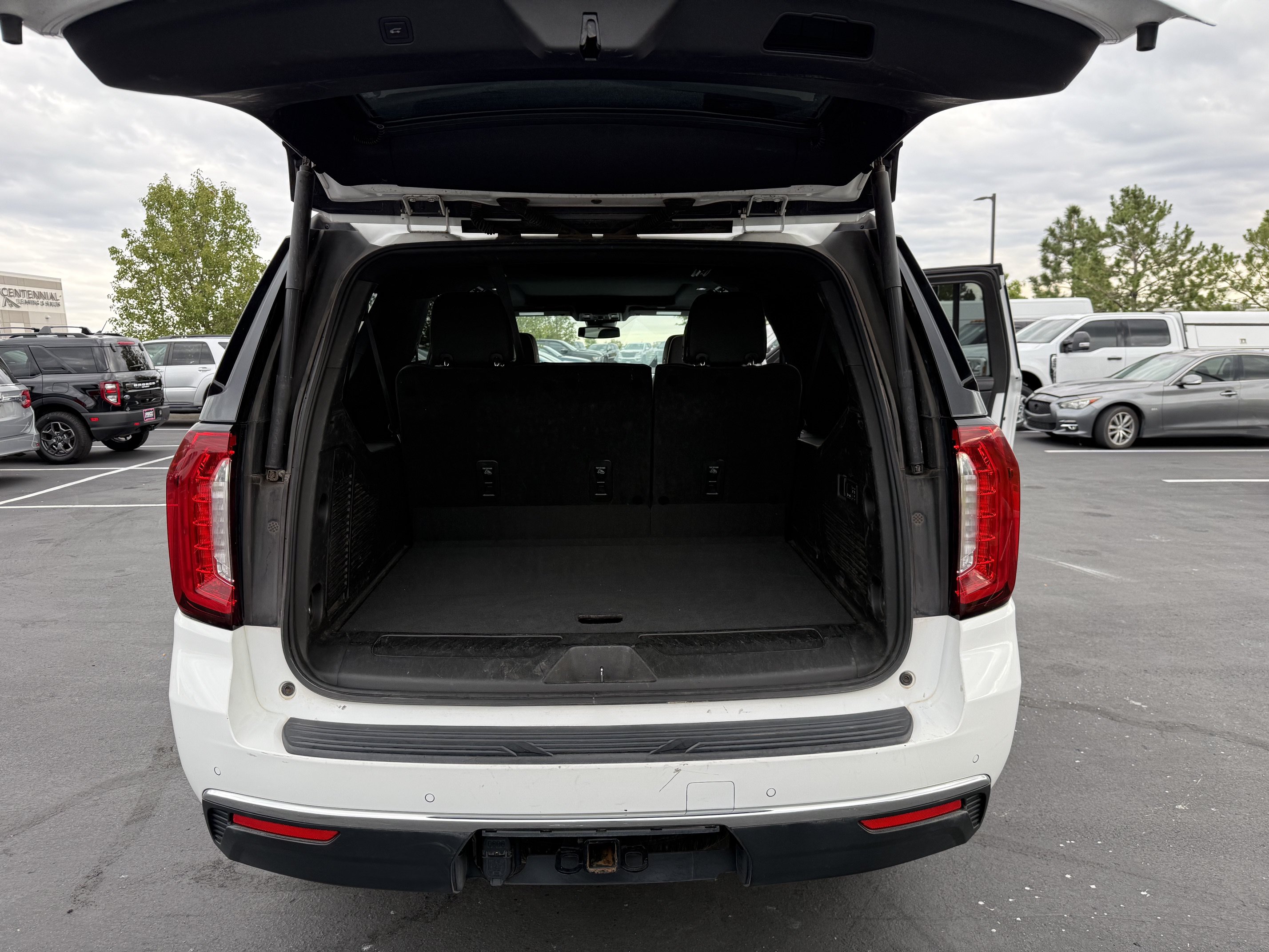 Used 2023 GMC Yukon XL SLT w/ SLT Premium Package AWD/4WD image 9
