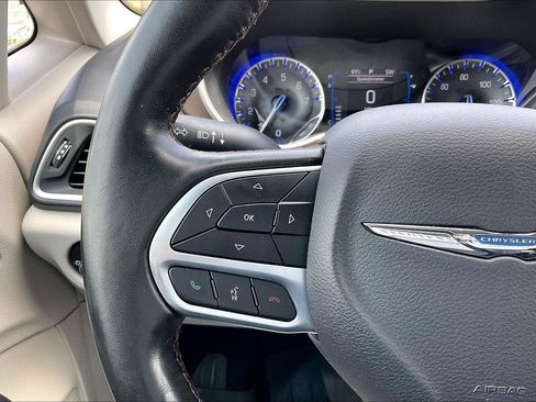 Used 2019 Chrysler Pacifica Touring-L w/ Tire & Wheel Group FWD image 17
