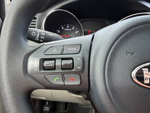 Used 2016 Kia Sedona L image 27