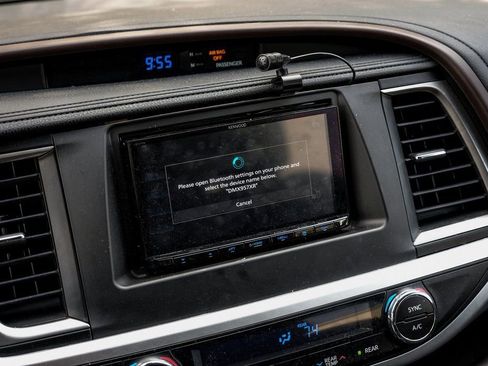 Used 2017 Toyota Highlander Plus image 38