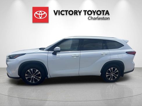 Used 2022 Toyota Highlander XLE AWD/4WD image 2