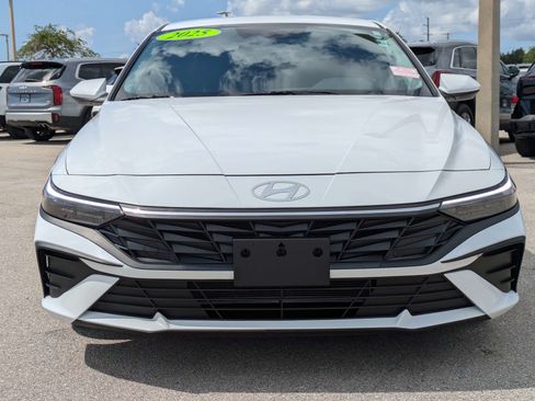 Used 2025 Hyundai Elantra SE FWD image 3