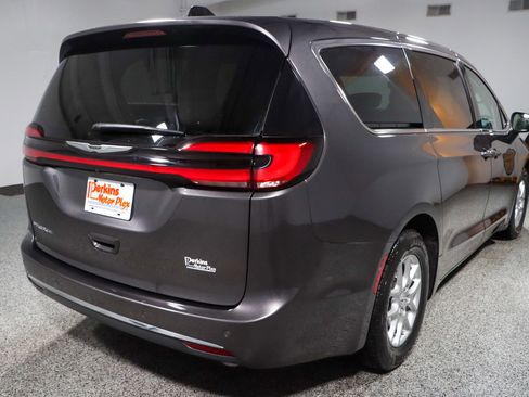 Used 2023 Chrysler Pacifica Touring-L image 7