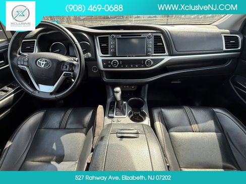 Used 2019 Toyota Highlander SE image 18