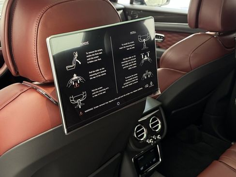 Used 2025 Bentley Bentayga image 30