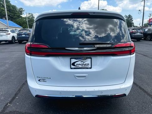 Used 2023 Chrysler Pacifica Touring-L FWD image 7